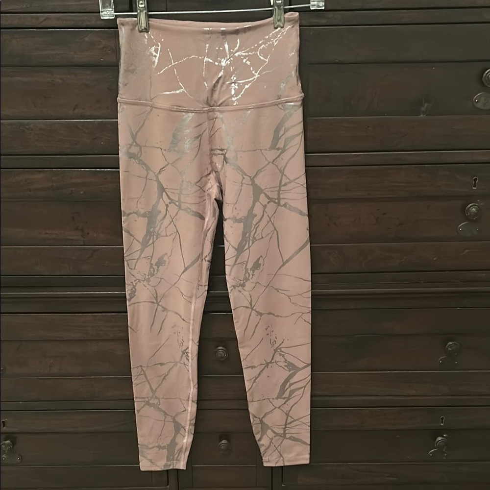 Beyond Yoga Leggings in Mauve and Metallic Marble